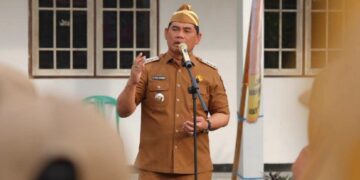 Bupati Barito Utara, H. Shalahuddin, memimpin apel pagi di Kantor DPMDSos setempat, Selasa (23/6/2026).