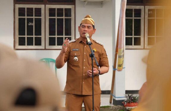 Bupati Barito Utara, H. Shalahuddin, memimpin apel pagi di Kantor DPMDSos setempat, Selasa (23/6/2026).