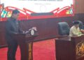 Juru Bicara Fraksi PDIP, Fredrich Dominggus Yoga, dalam rapat paripurna DPRD Murung Raya yang membahas pandangan umum fraksi-fraksi terhadap raperda usulan pemerintah daerah, Selasa (23/6/2026).