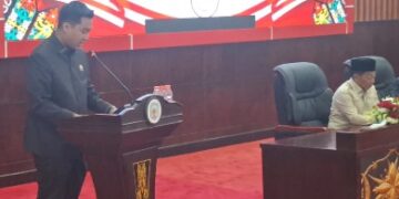 Juru Bicara Fraksi PDIP, Fredrich Dominggus Yoga, dalam rapat paripurna DPRD Murung Raya yang membahas pandangan umum fraksi-fraksi terhadap raperda usulan pemerintah daerah, Selasa (23/6/2026).