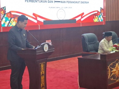 Juru Bicara Fraksi PDIP, Fredrich Dominggus Yoga, dalam rapat paripurna DPRD Murung Raya yang membahas pandangan umum fraksi-fraksi terhadap raperda usulan pemerintah daerah, Selasa (23/6/2026).
