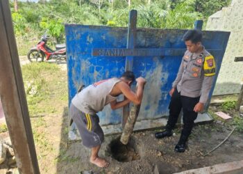 Polisi yang melakukan olah TKP dugaan pembongkaran makam di Desa Lebo, Rabu (24/6/2026). (Ist)
