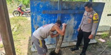 Polisi yang melakukan olah TKP dugaan pembongkaran makam di Desa Lebo, Rabu (24/6/2026). (Ist)