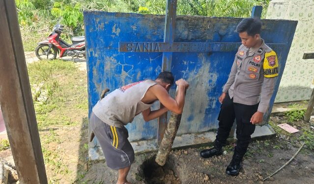Polisi yang melakukan olah TKP dugaan pembongkaran makam di Desa Lebo, Rabu (24/6/2026). (Ist)