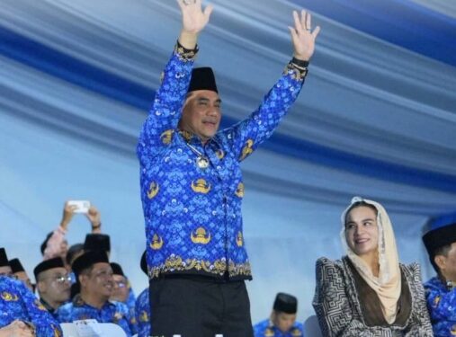 Bupati Barito Utara, H. Shalahuddin, memberikan semangat kepada para kafilah yang tampil dalam malam pembukaan MTQ KORPRI, Rabu (24/6/2026).