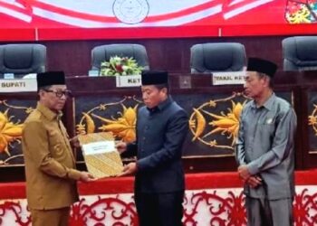 Ketua DPRD Murung Raya, Rumiadi, menerima Raperda Pertanggungjawaban APBD 2025 dalam paripurna, Senin (22/6/2026) malam.