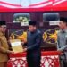 Ketua DPRD Murung Raya, Rumiadi, menerima Raperda Pertanggungjawaban APBD 2025 dalam paripurna, Senin (22/6/2026) malam.
