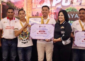 IPDA Desta A dan Brigpol M. Azmi Aziz, ketika menerima piagam dan hadiah sebagai juara, Rabu (24/6/2026). (Ist)