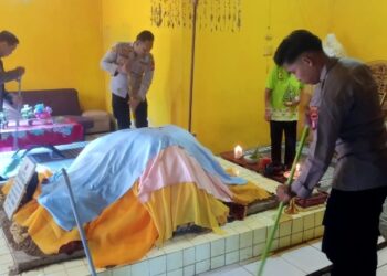Kapolsek Dusun Timur, IPDA Sulkhan Sururi, bersama personel yang membersihkan makam Putri Mayang, Jumat (26/6/2026).