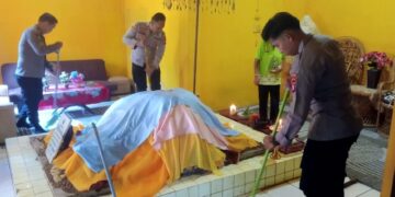 Kapolsek Dusun Timur, IPDA Sulkhan Sururi, bersama personel yang membersihkan makam Putri Mayang, Jumat (26/6/2026).