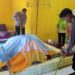 Kapolsek Dusun Timur, IPDA Sulkhan Sururi, bersama personel yang membersihkan makam Putri Mayang, Jumat (26/6/2026).