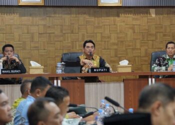 Bupati Barito Utara, H. Shalahuddin, memimpin rapat finalisasi Batara Expo dan HUT ke-76, Kamis (25/6/2026).