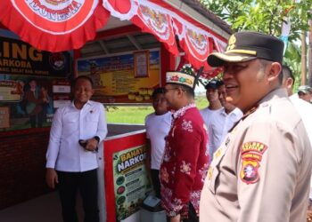 Tim penilai dipimpin Kombes Pol Witarsa Aji, didampingi Kapolres Kapuas AKBP Gede Eka Yudharma, meninjau Posko Kampung Bebas Narkoba di Kelurahan Selat Utara, Jumat (26/6/2026).