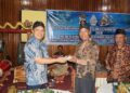 Kapolres Barsel AKBP Jecson R. Hutapea, S.I.K., M.H., saat memberikan tumpeng kepada ketua Paguyuban Seni dan Budaya Panji Malawen, Agus Setyono, dalam rangka memeriahkan Hari Bhayangkara ke 80.