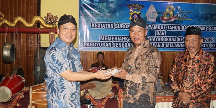 Kapolres Barsel AKBP Jecson R. Hutapea, S.I.K., M.H., saat memberikan tumpeng kepada ketua Paguyuban Seni dan Budaya Panji Malawen, Agus Setyono, dalam rangka memeriahkan Hari Bhayangkara ke 80.