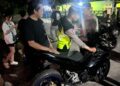 Petugas yang mengamankan kendaraan diduga aksi balap liar, Jumat (26/6/2026) malam.