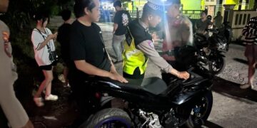 Petugas yang mengamankan kendaraan diduga aksi balap liar, Jumat (26/6/2026) malam.