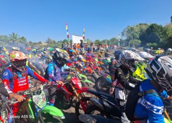 Raturan rider yang turut ambil bagian dalam rangka One Day Adventure Katac Lintas Batas, memeriahkan Hari Bhayangkara ke-80, Sabtu (27/6/2026).