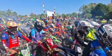 Raturan rider yang turut ambil bagian dalam rangka One Day Adventure Katac Lintas Batas, memeriahkan Hari Bhayangkara ke-80, Sabtu (27/6/2026).