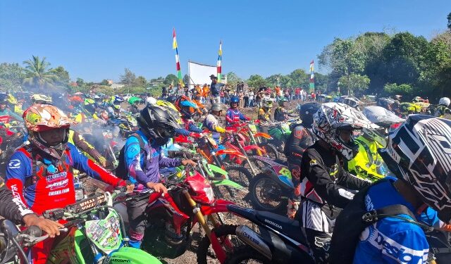 Raturan rider yang turut ambil bagian dalam rangka One Day Adventure Katac Lintas Batas, memeriahkan Hari Bhayangkara ke-80, Sabtu (27/6/2026).