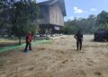 Personel Satresnarkoba yang melaksanakan bakti religi di Rumah Betang Menggatang Utus, Kelurahan Sei Pasah, Kecamatan Kapuas Hilir, Kabupaten Kapuas, Sabtu (27/6/2026).