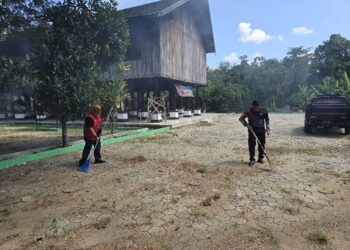 Personel Satresnarkoba yang melaksanakan bakti religi di Rumah Betang Menggatang Utus, Kelurahan Sei Pasah, Kecamatan Kapuas Hilir, Kabupaten Kapuas, Sabtu (27/6/2026).