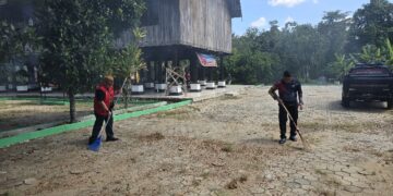 Personel Satresnarkoba yang melaksanakan bakti religi di Rumah Betang Menggatang Utus, Kelurahan Sei Pasah, Kecamatan Kapuas Hilir, Kabupaten Kapuas, Sabtu (27/6/2026).
