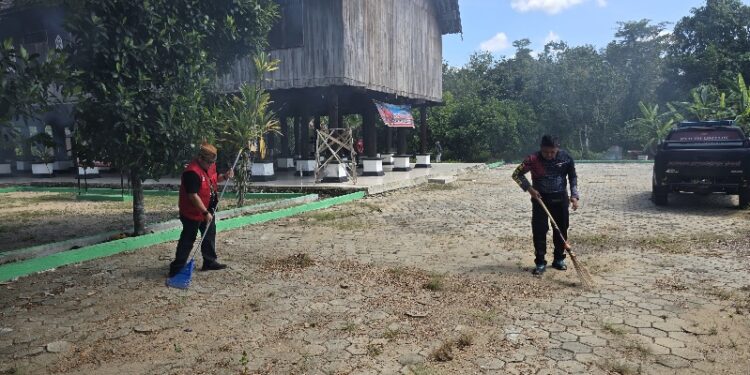 Personel Satresnarkoba yang melaksanakan bakti religi di Rumah Betang Menggatang Utus, Kelurahan Sei Pasah, Kecamatan Kapuas Hilir, Kabupaten Kapuas, Sabtu (27/6/2026).