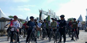 Bupati Barito Utara, H. Shalahuddin, meninjau stand expo sambil bersepeda, Sabtu (27/6/2026).