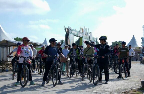 Bupati Barito Utara, H. Shalahuddin, meninjau stand expo sambil bersepeda, Sabtu (27/6/2026).