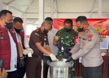 Kapolres Lamandau AKBP Joko Handono, dalam pemusnahan barang bukti sabu usai press release pengungkapan kasus, Senin (26/6/2026).