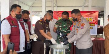 Kapolres Lamandau AKBP Joko Handono, dalam pemusnahan barang bukti sabu usai press release pengungkapan kasus, Senin (26/6/2026).