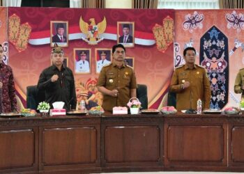 Bupati Barito Utara H. Shalahuddin, memimpin Dialog Interaktif bersama kepala desa se-Kabupaten Barito Utara di Aula Dinas Lingkungan Hidup Barito Utara, Muara Teweh, Senin (29/6/2026).