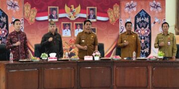 Bupati Barito Utara H. Shalahuddin, memimpin Dialog Interaktif bersama kepala desa se-Kabupaten Barito Utara di Aula Dinas Lingkungan Hidup Barito Utara, Muara Teweh, Senin (29/6/2026).