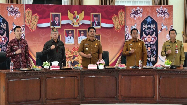 Bupati Barito Utara H. Shalahuddin, memimpin Dialog Interaktif bersama kepala desa se-Kabupaten Barito Utara di Aula Dinas Lingkungan Hidup Barito Utara, Muara Teweh, Senin (29/6/2026).