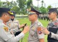 Kapolres Bartim AKBP Eddy Santoso, menyematkan pangkat personel dalam Upacara Korp Rapor Kenaikan Pangkat, Selasa (30/6/2026).