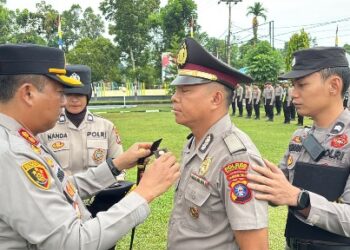 Kapolres Bartim AKBP Eddy Santoso, menyematkan pangkat personel dalam Upacara Korp Rapor Kenaikan Pangkat, Selasa (30/6/2026).