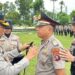 Kapolres Bartim AKBP Eddy Santoso, menyematkan pangkat personel dalam Upacara Korp Rapor Kenaikan Pangkat, Selasa (30/6/2026).
