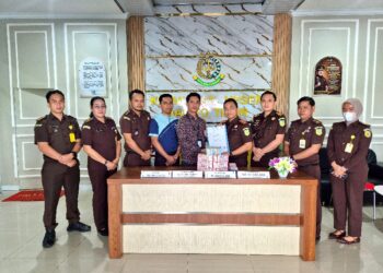 Kajari Bartim, Rahmad Isnaini, menyetorkan hasil barang rampasan Negara, Selasa (30/6/2026). (Ist)