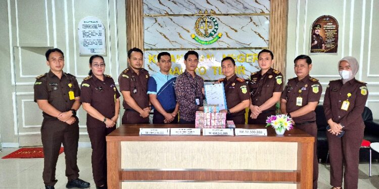 Kajari Bartim, Rahmad Isnaini, menyetorkan hasil barang rampasan Negara, Selasa (30/6/2026). (Ist)