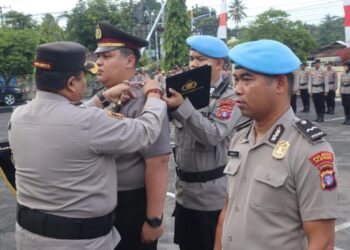 Kapolresta Palangka Raya, Kombes Pol Dedy Supriady, menyematkan pangkat. (Ist)