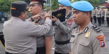 Kapolresta Palangka Raya, Kombes Pol Dedy Supriady, menyematkan pangkat. (Ist)