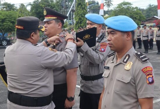Kapolresta Palangka Raya, Kombes Pol Dedy Supriady, menyematkan pangkat. (Ist)