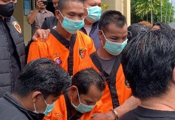 Para tersangka Tumbang Kalamei digiring petugas. (ist)