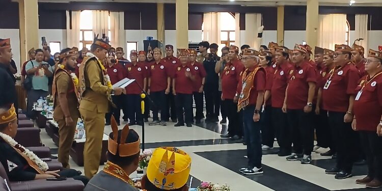 Bupati Bartim, M. Yamin, memimpin pengukuhan DAD Barti Timur Masa Bakti 2026-2031, Senin (27/7/2026).