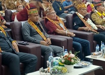 Ketua DPRD Bartim, Nursulistio (dua dari kiri) menghadiri Pengukuhan DAD Barito Timur Masa Bakti 2026-2031, di GPU Mantawara, Senin (27/7/2026).