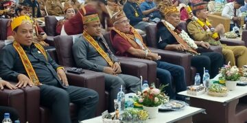 Ketua DPRD Bartim, Nursulistio (dua dari kiri) menghadiri Pengukuhan DAD Barito Timur Masa Bakti 2026-2031, di GPU Mantawara, Senin (27/7/2026).