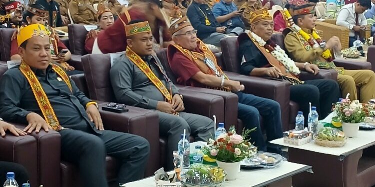 Ketua DPRD Bartim, Nursulistio (dua dari kiri) menghadiri Pengukuhan DAD Barito Timur Masa Bakti 2026-2031, di GPU Mantawara, Senin (27/7/2026).