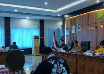 Dialog interaktif Komisi II DPRD Kalteng dengan perwakilan perusahaan perkebunan yang dimoderatori oleh Sekda Bartim, Misnohartaku, Jumat (31/7/2026).