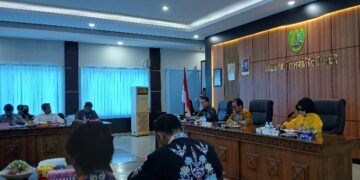 Dialog interaktif Komisi II DPRD Kalteng dengan perwakilan perusahaan perkebunan yang dimoderatori oleh Sekda Bartim, Misnohartaku, Jumat (31/7/2026).